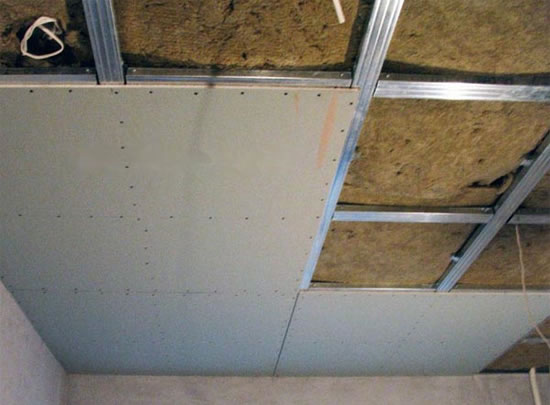 крепление гипсокартона к каркасу на потолок