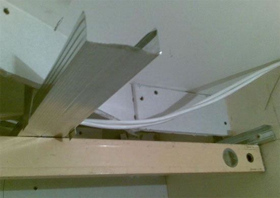 делаем каркас для навесного потолка в ванной комнате