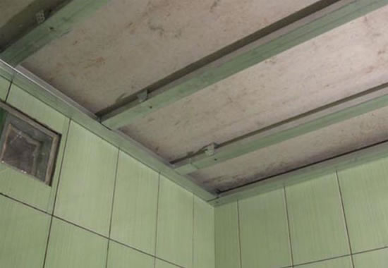 варианты потолка в ванной какой лучше