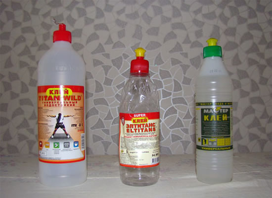 на что клеится плинтус потолочный