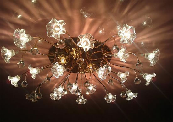 как выбрать люстры под натяжной потолок