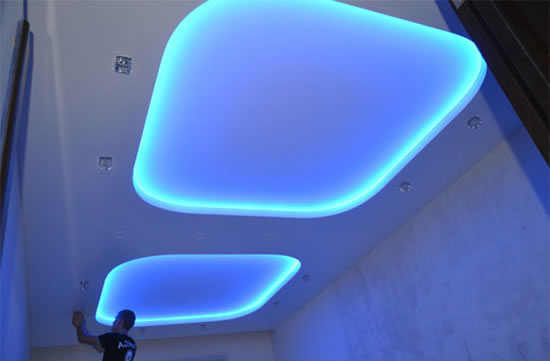 светодиодное освещение натяжного потолка пример