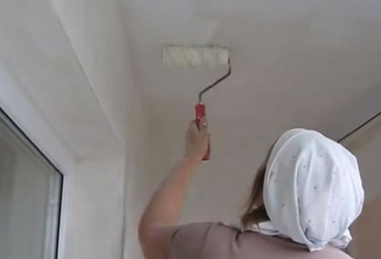 как покрасить потолок валиком