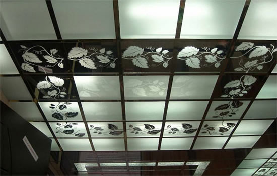 потолки из оргстекла преимущества