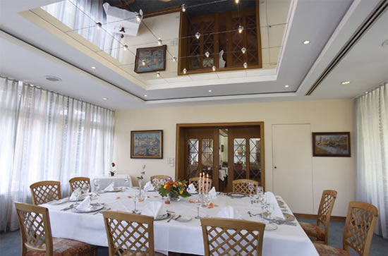 монтаж зеркального потолка