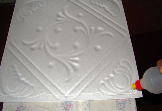 как оклеить потолок плиткой