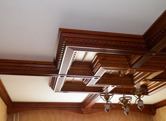 потолочный плинтус из дерева