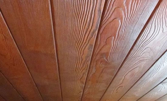 покрасить деревянный потолок