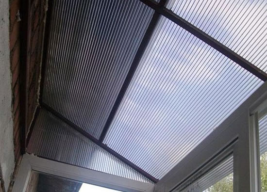 установка крыши на балкон