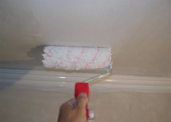 покраска потолка валиком