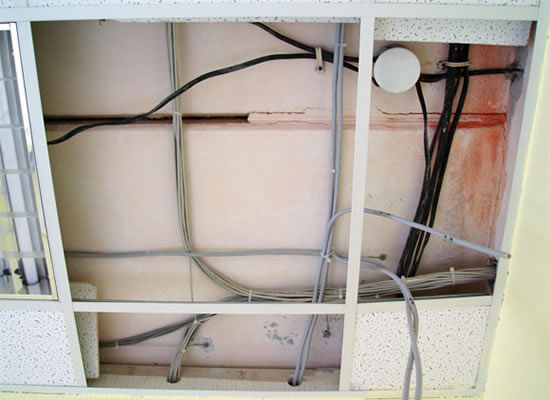 крепление кабеля к потолку особенности