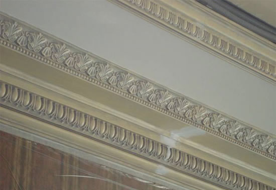 приклейка потолочного плинтуса