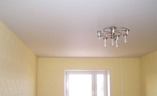 отличие натяжных потолков