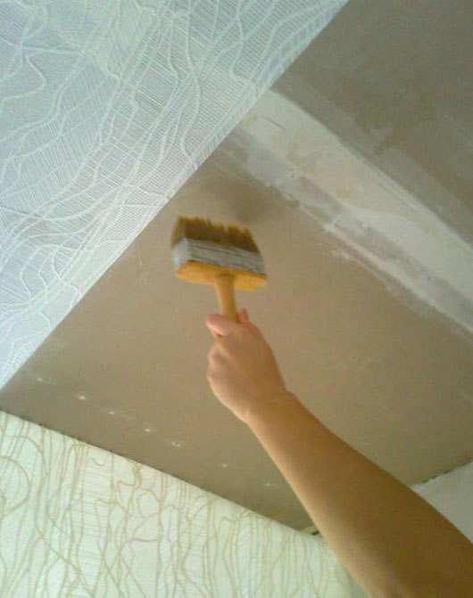 как клеить флизелин на потолок своими руками