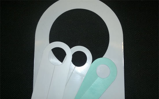 отверстие в натяжном потолке устройство