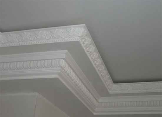 как подогнать углы потолочных плинтусов