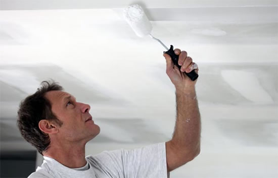 как окрасить потолок